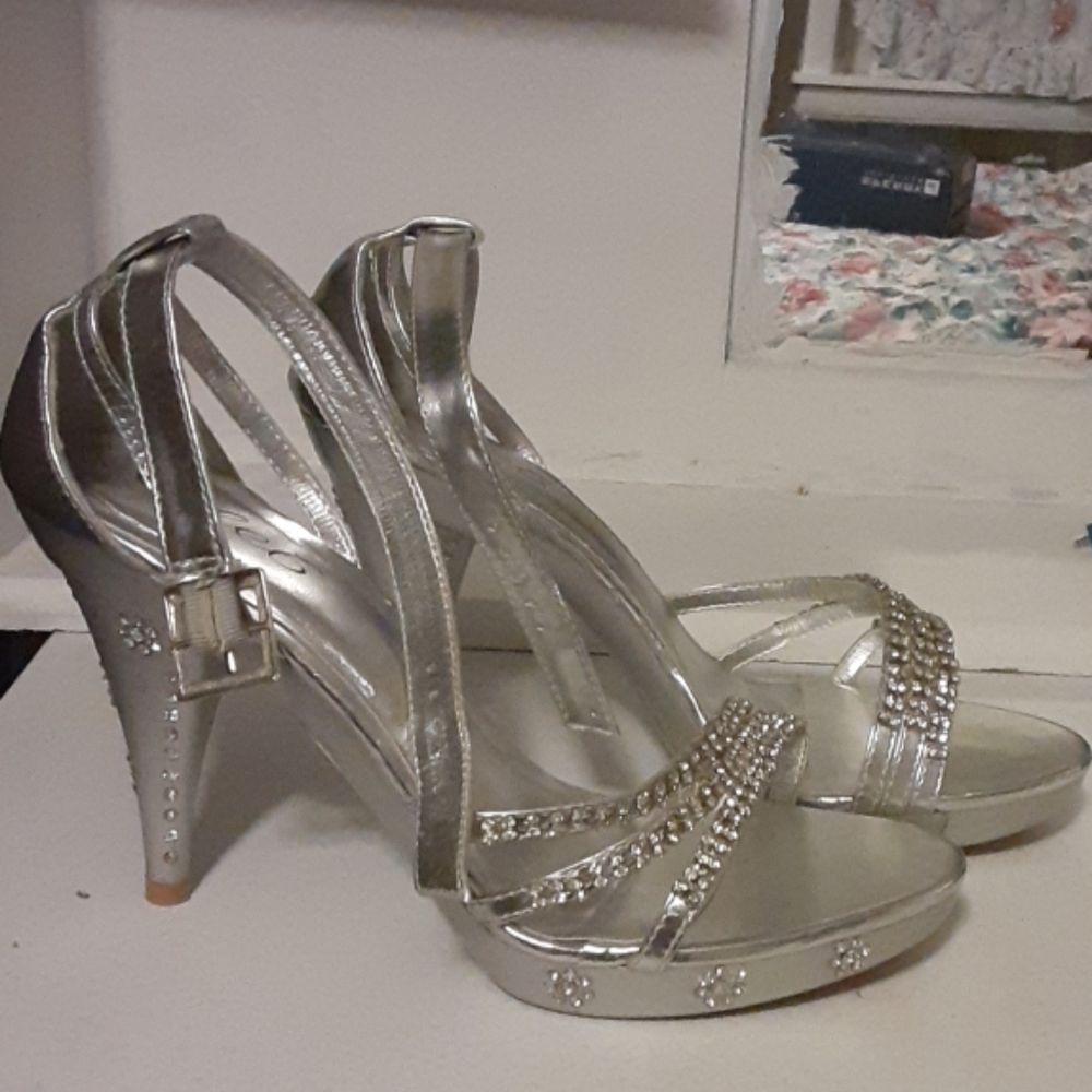 A pair of used heels but in good quality